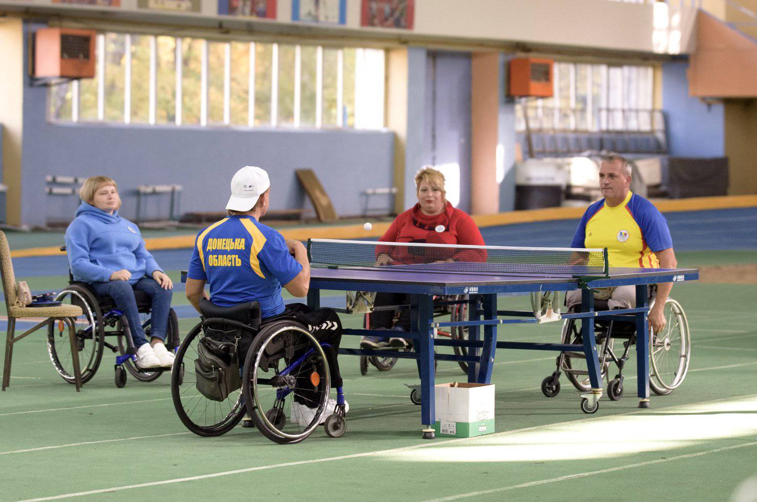 люди з інвалідністю грають у настільний теніс
