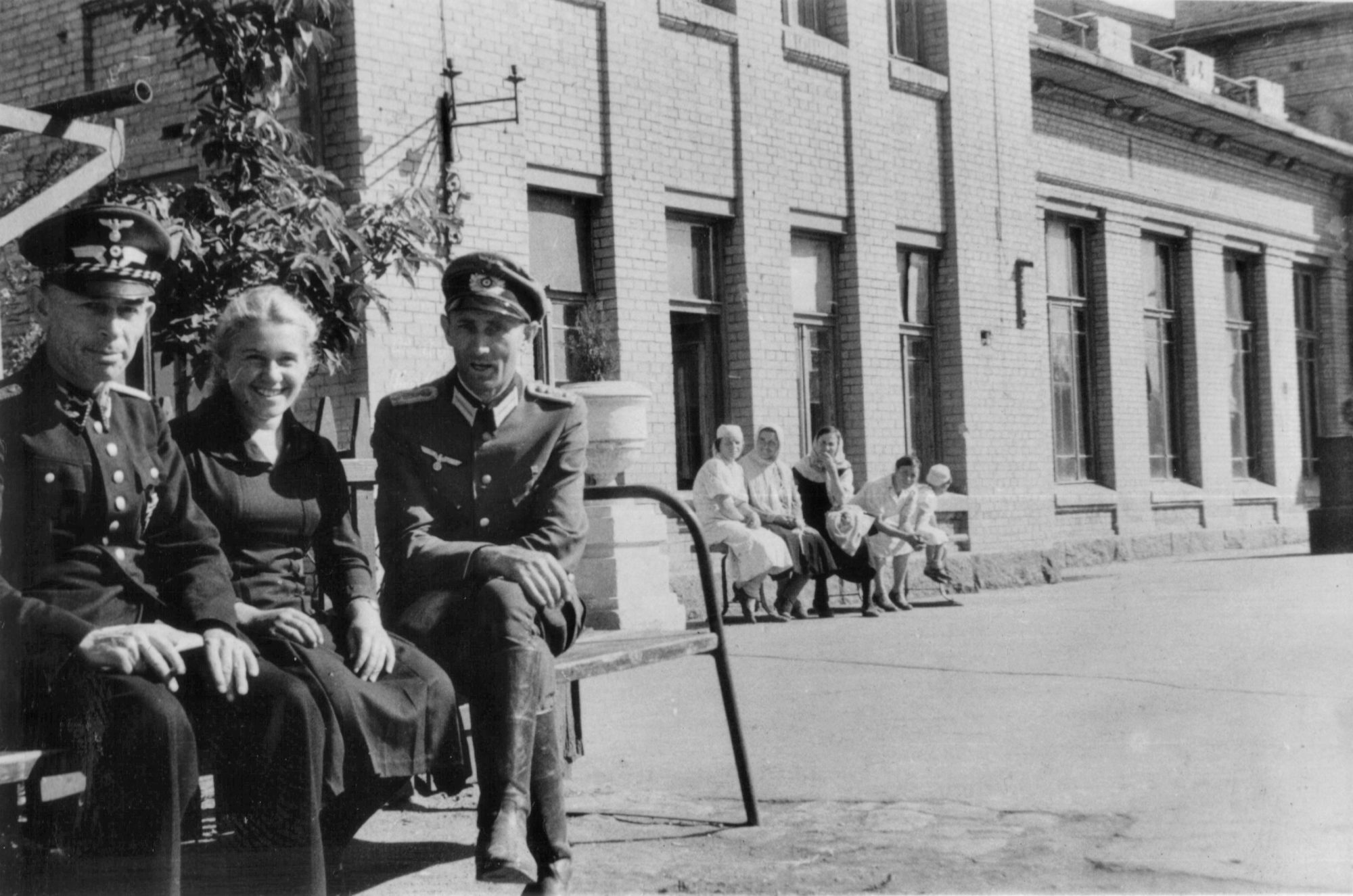 нацисти та колаборанти біля вокзалу у Бахмуті під час Другої світової війни