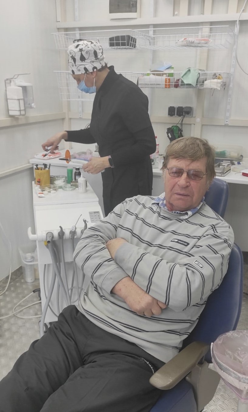 пацієнт у пересувному стоматологічному кабінеті на прифронтовій території