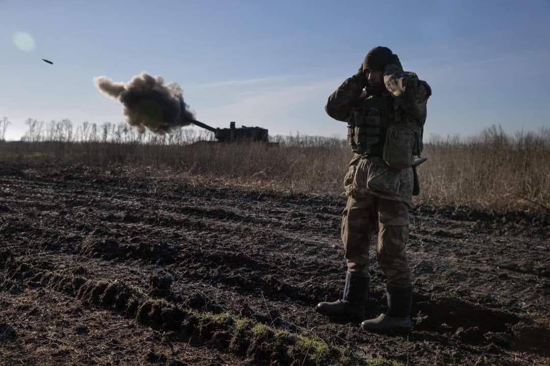 Боец ВСУ рядом с артиллерийской установкой. Фото: Генштаб ВСУ