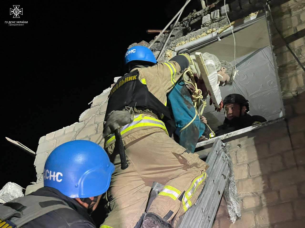 Спасательная операция после обстрела Селидово 15 ноября 2023 года. Фото: Игорь Клименко
