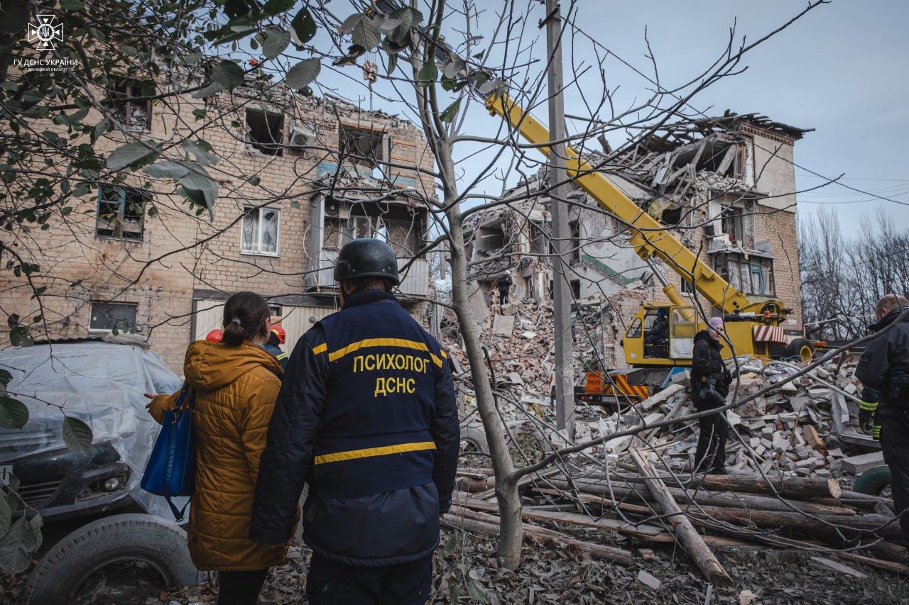 Поисково-спасательная операция в Селидово до сих пор продолжается. 15 ноября 2023 года. Фото: ГСЧС