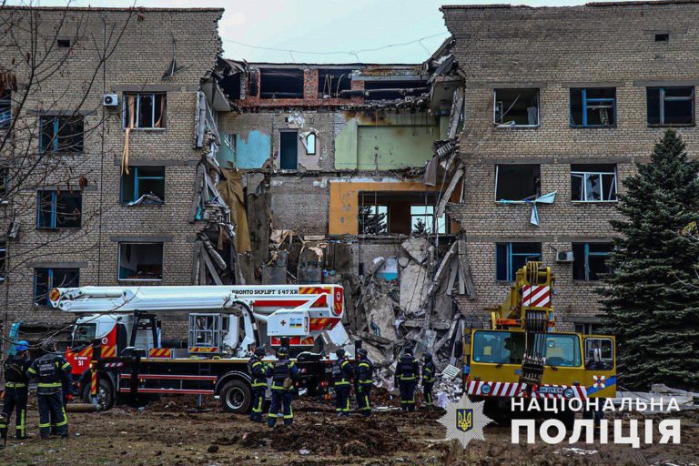 У Селидовому з-під завалів лікарні врятували людину (ВІДЕО, ФОТО)