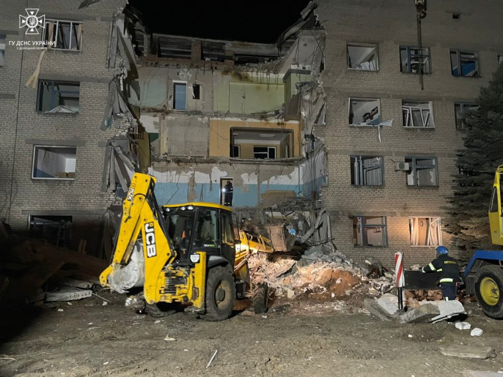 В обстрелянной больнице в Селидово нашли уже два тела: поисково-спасательная операция продолжается (ФОТО)