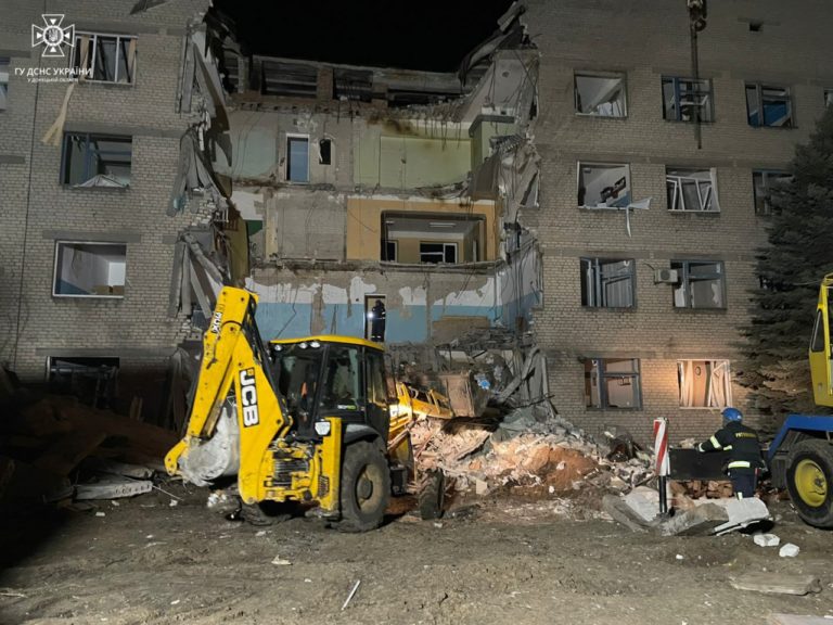 У обстріляній лікарні в Селидовому знайшли вже два тіла: пошуково-рятувальна операція триває (ФОТО)