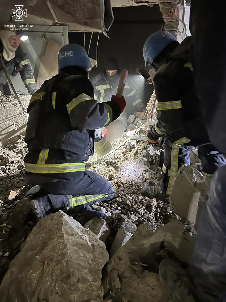 Поисково-спасательная операция в Селидово до сих пор продолжается. 22 ноября 2023 года. Фото: ГСЧС