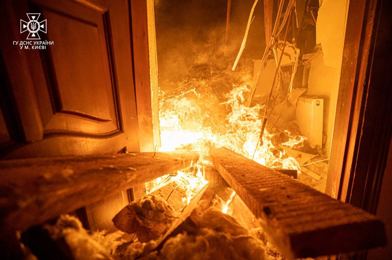 У Києві внаслідок падіння уламків російського дрона сталася пожежа