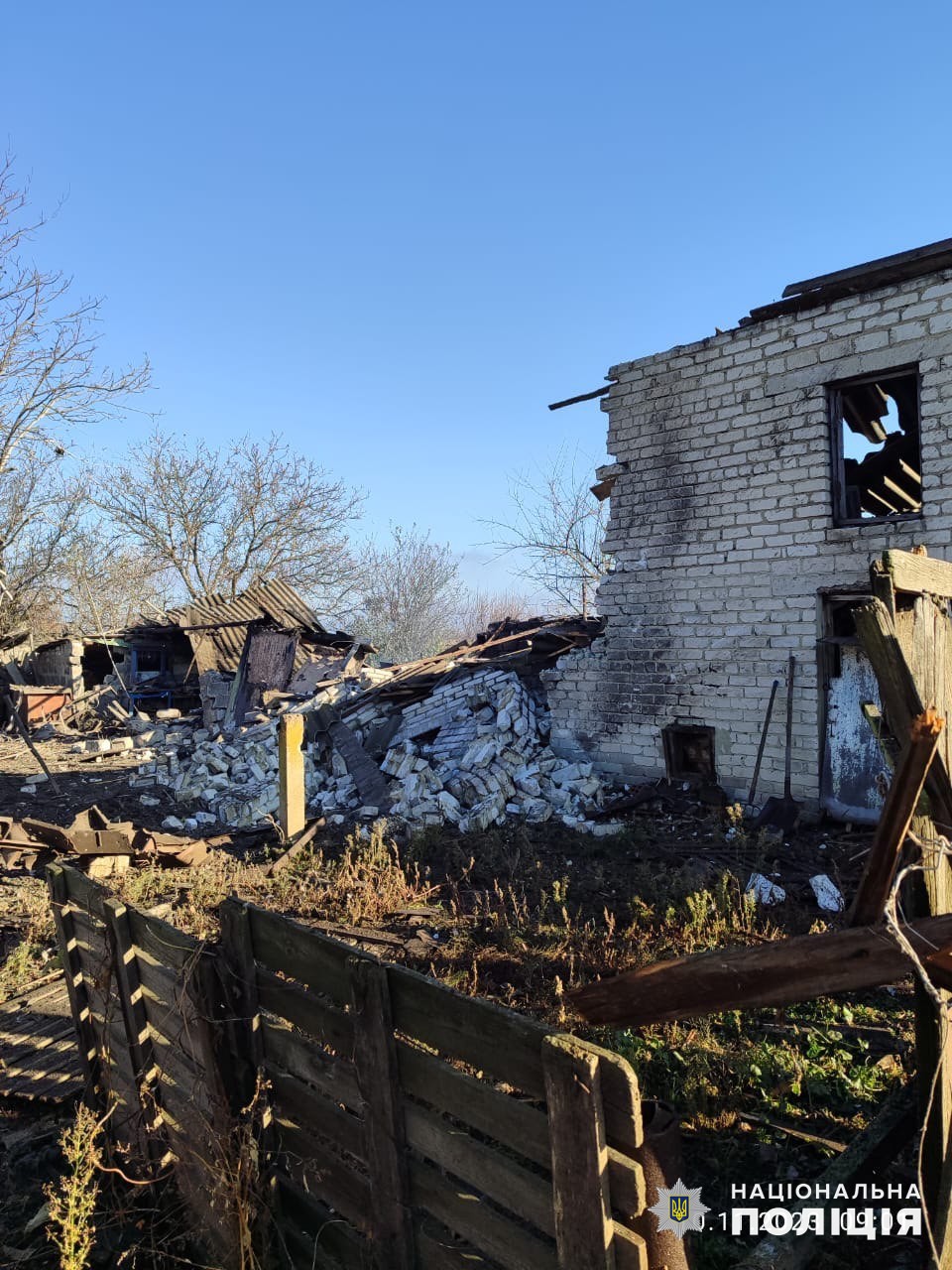 зруйнована господарча будівля у Донецькій області