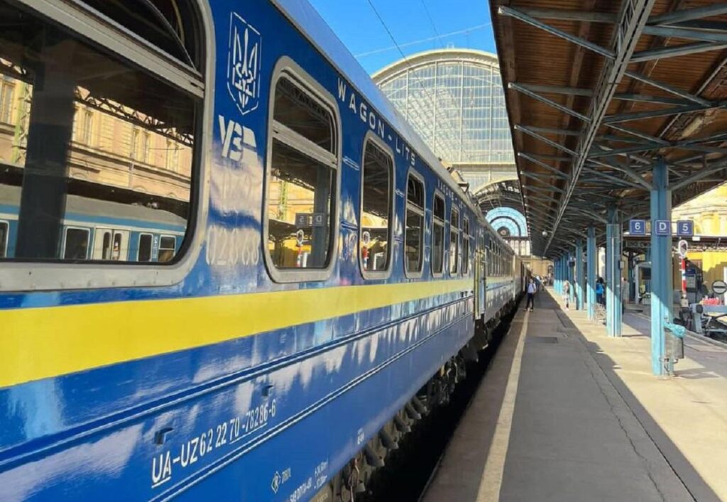 Поїзд зі Слов’янська до Лозової з 25 грудня змінить графік руху (РОЗКЛАД)