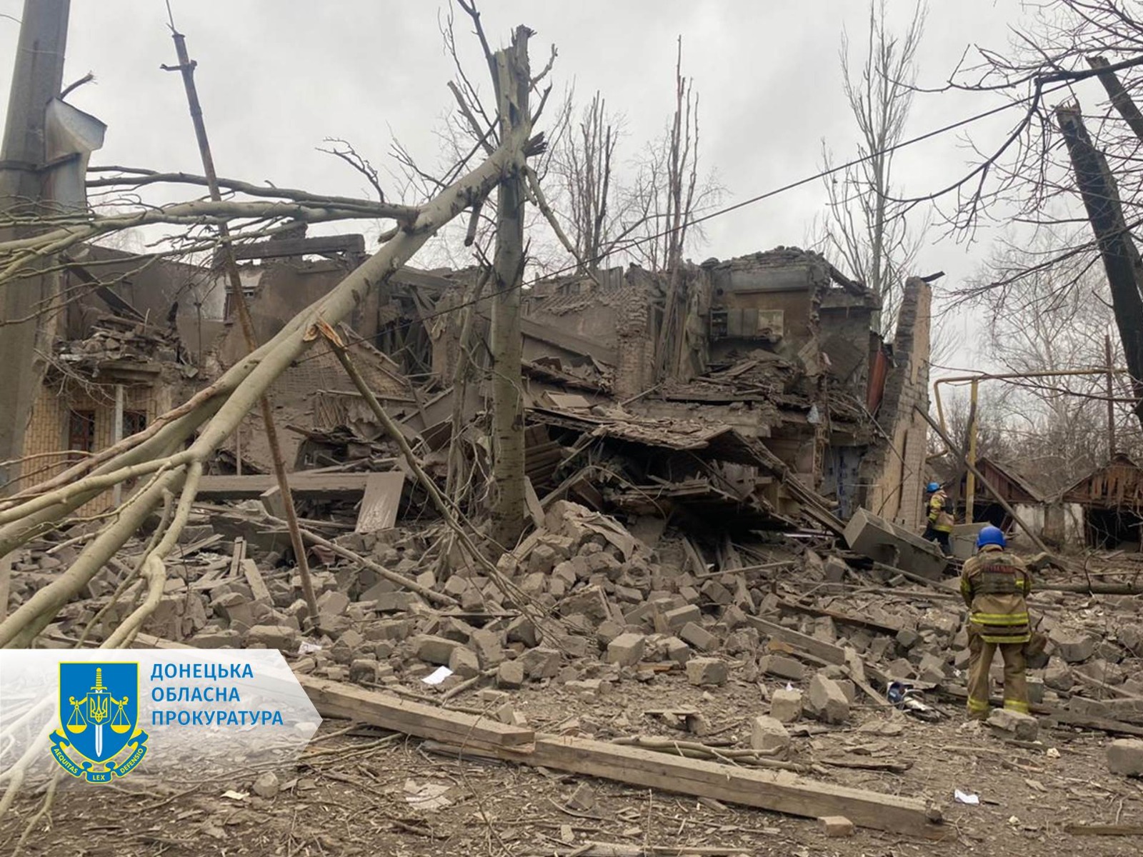 Уничтоженное обстрелами российских оккупантов здание в Донецкой области