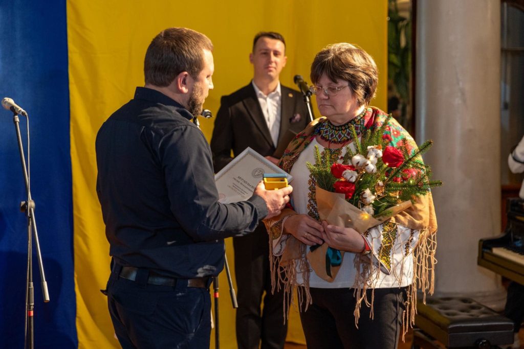 Переселенка из Ясиноватой получила награду “Золотое сердце” для волонтеров