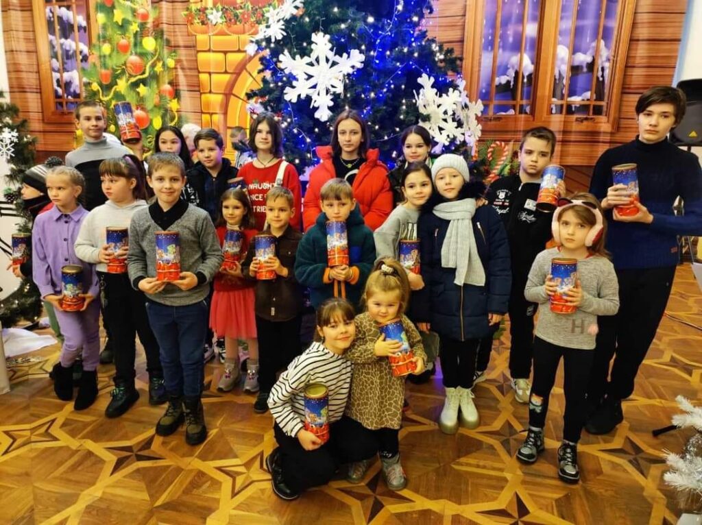 Понад 7 млн на цукерки до свят: які подарунки для дітей за бюджетні гроші купили у громадах Донеччини на цю зиму