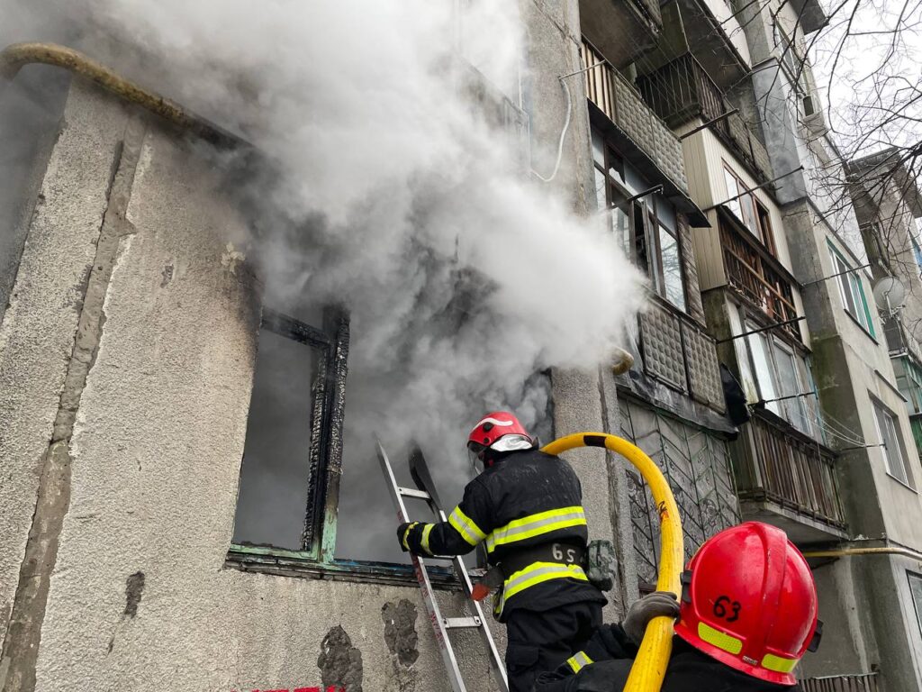 В Селидово горела многоэтажка: двух человек удалось спасти, один человек погиб