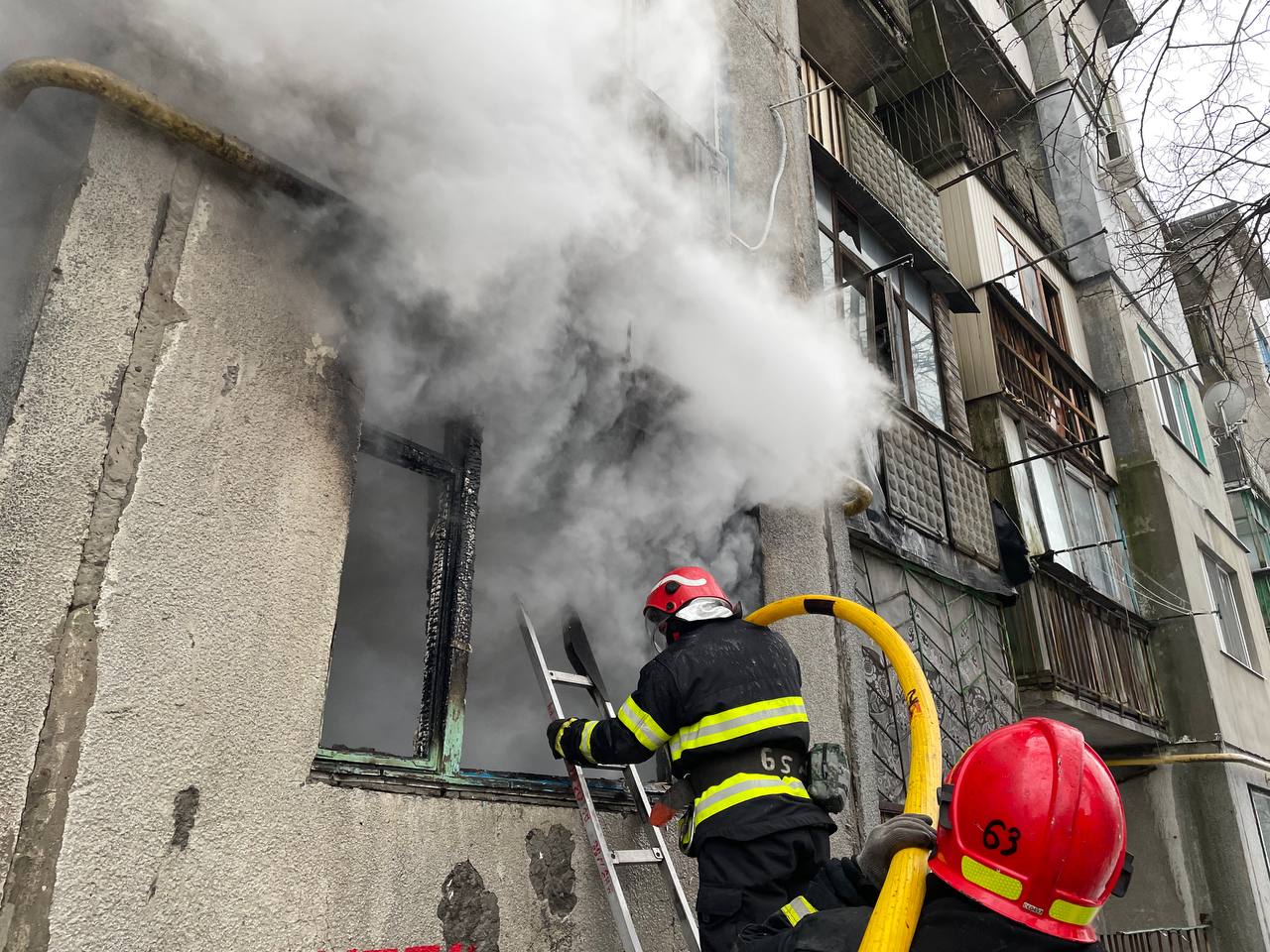 Зображення до посту У Селидовому горіла багатоповерхівка: двох людей вдалося врятувати, один чоловік загинув