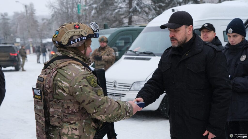 Поліцейський-парамедик з Покровська, який врятував понад 50 життів та зазнав поранення, отримав нагороду