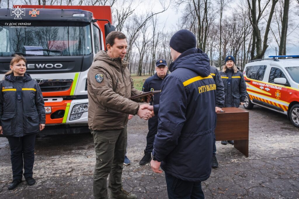 Рятувальники Донеччини отримали два нові автомобілі від Мирноградської та Покровської громад (ФОТО)