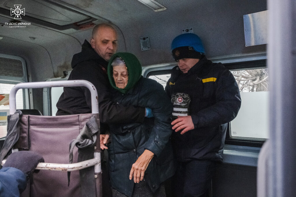 За день рятувальники допомогли з евакуацією понад 200 жителям Покровського району (ФОТО)