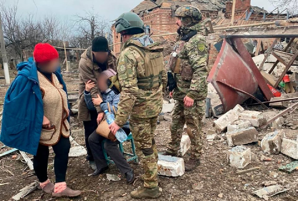 Поліцейські Донеччини з жителями прифронтового населеного пункту Донеччини