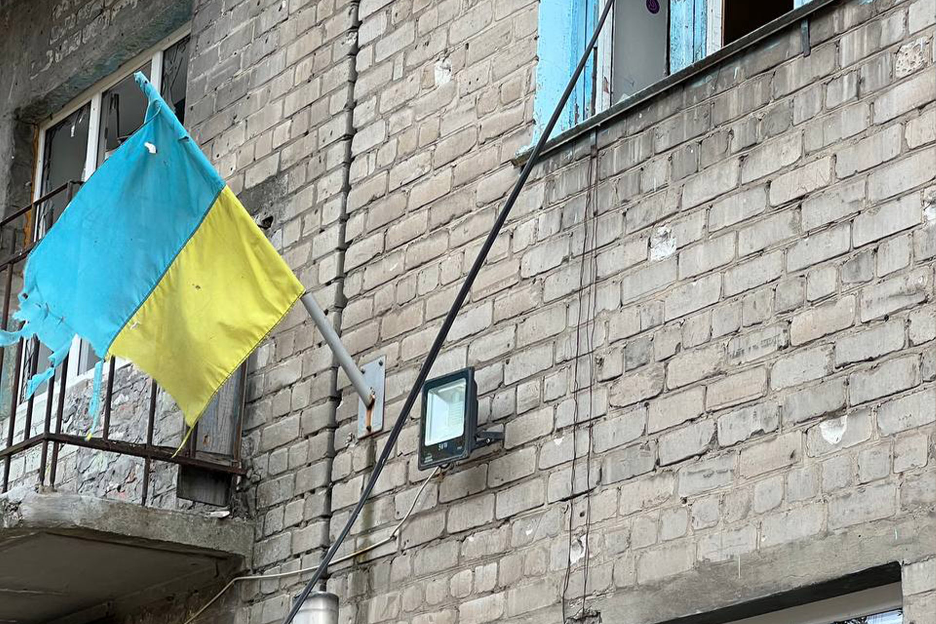 Український прапор на одному з житлових будинків в Авдіївці у листопаді 2023 року