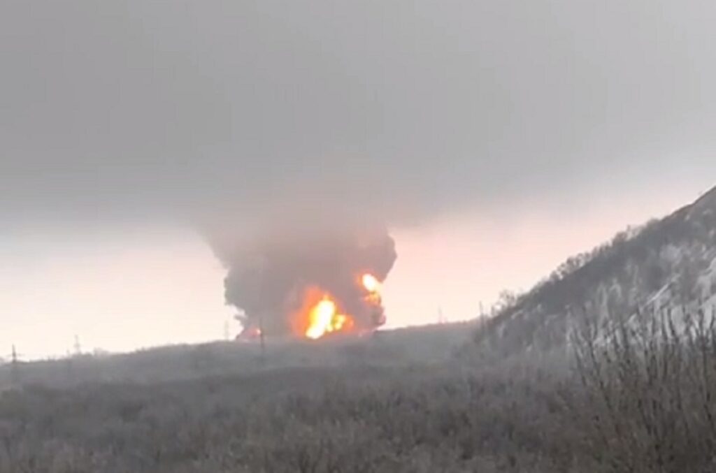 У Макіївці після вибухів спалахнула пожежа, ймовірно горить нафтова база: що відомо