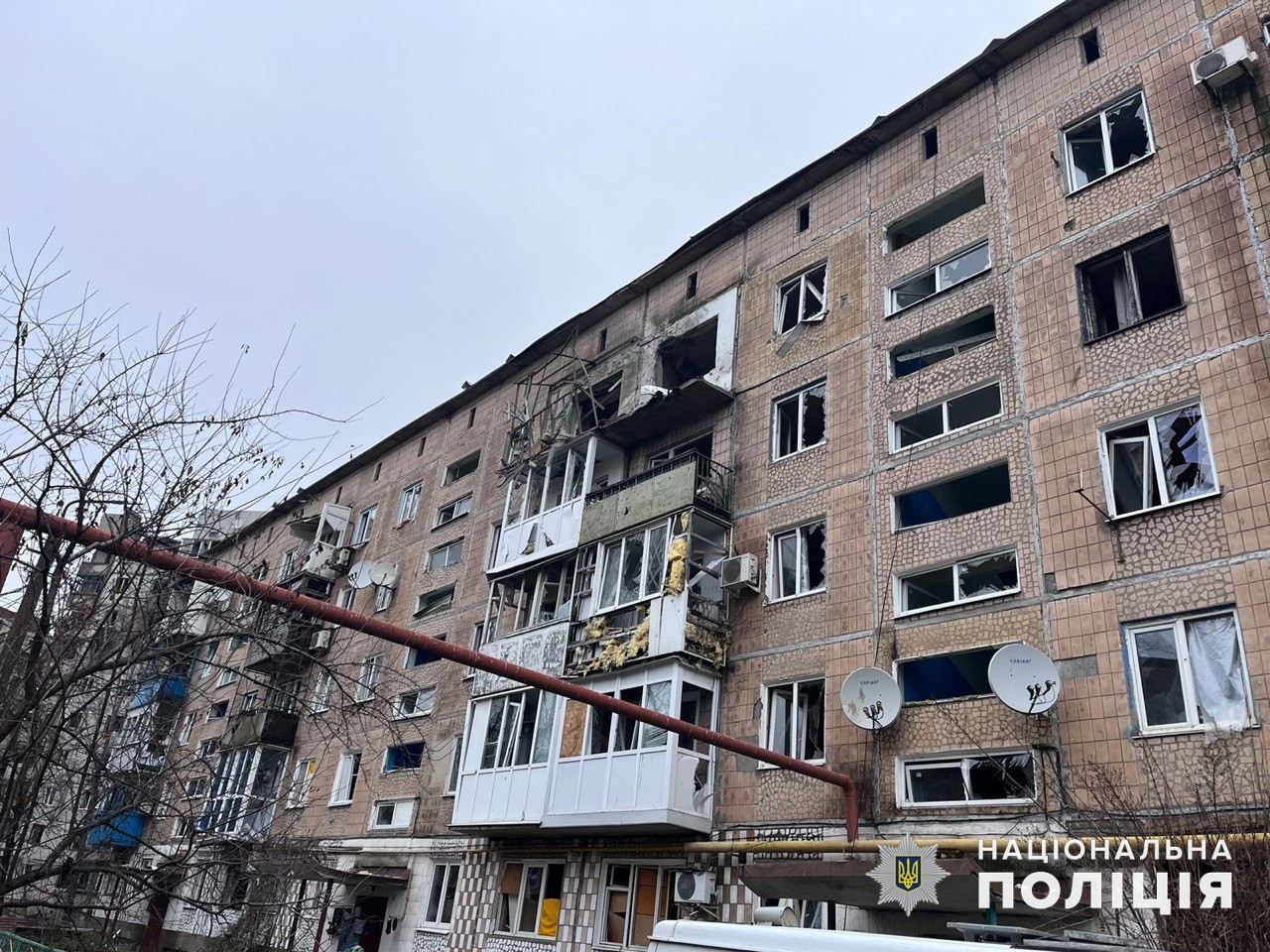 Пошкоджені вікна, балкони та оздоблення багатоквартирного житлового будинку на Донеччині