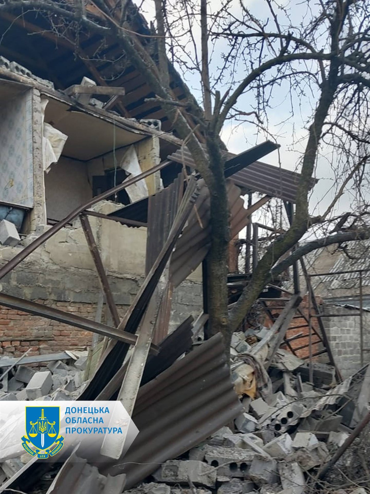 Среди дня россияне обстреляли центр Курахово: ранения получила местная, повреждены с десяток домов (ФОТО) 2