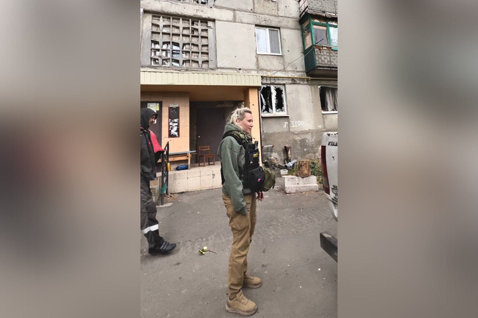 Ольга Зайцева біля одного з будинків, де досі під обстрілами живуть люди. Авдіївка, листопад 2023 року