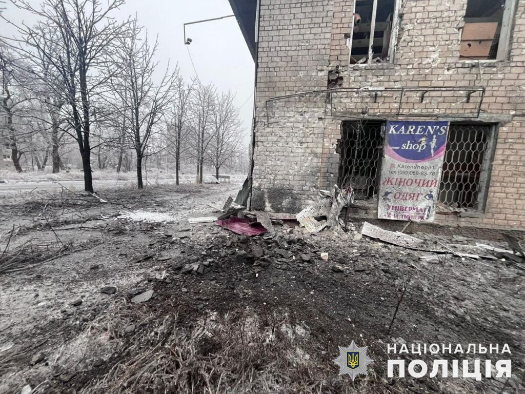 Два дні поспіль росіяни масовано гатять по Кураховому, є руйнування й в інших містах Донеччини (ФОТО, ЗВЕДЕННЯ)