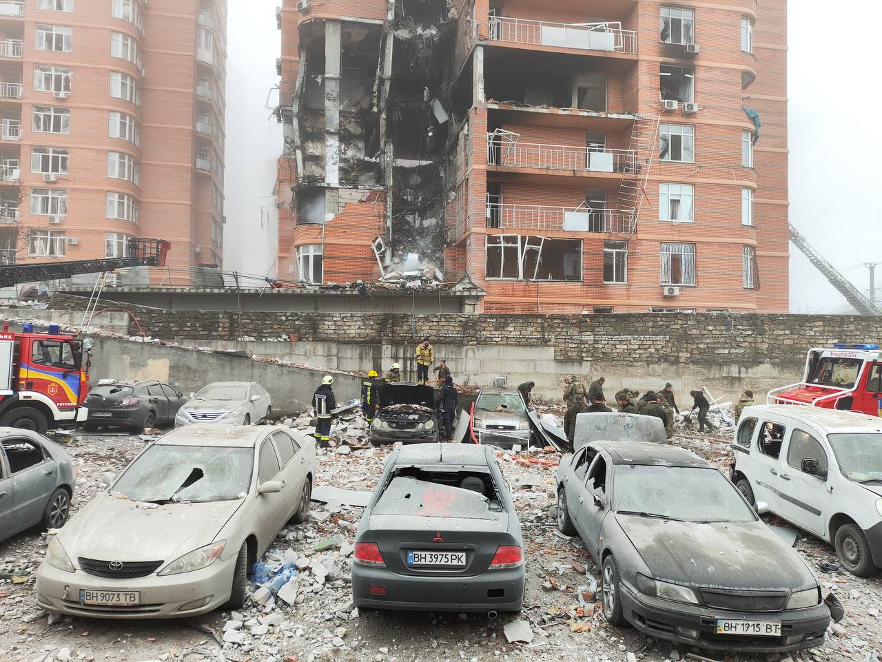 Россияне массированно обстреляли Украину, есть погибшие. Последствия ударов по городам (ФОТО, ВИДЕО) 5