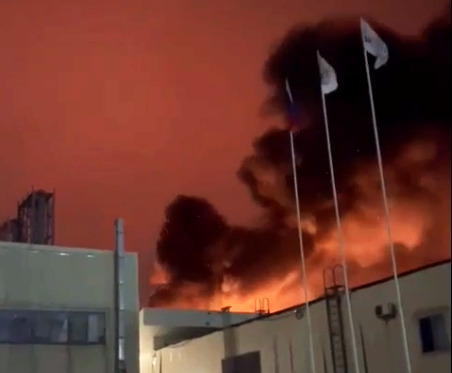 Во временно оккупированном Мариуполе после взрывов разгорелся пожар на бетонном заводе (ФОТО, ВИДЕО)