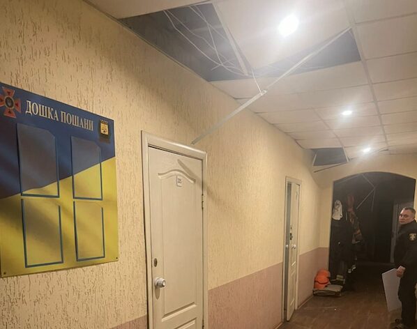 Поврежденная российским обстрелом внутренняя отделка здания ГСЧС в Торецке