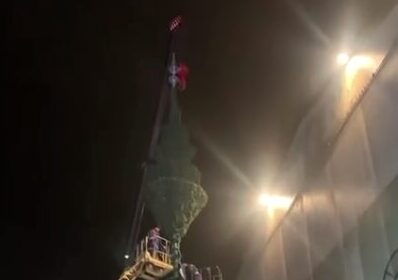 Оккупанты устанавливают новогоднюю елку возле руин Драмтеатра в Мариуполе (ВИДЕО)
