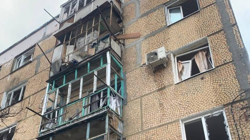 Среди дня россияне обстреляли центр Курахово: ранения получила местная, повреждены с десяток домов (ФОТО)
