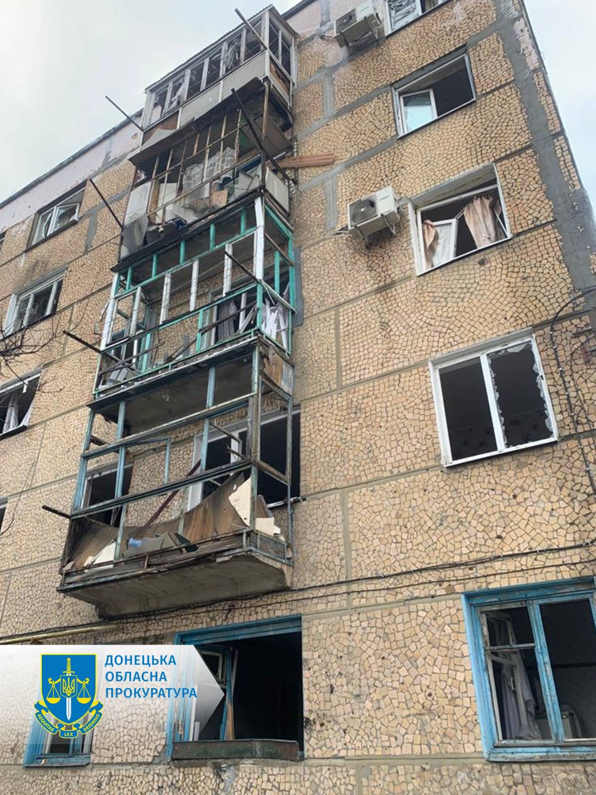Среди дня россияне обстреляли центр Курахово: ранения получила местная, повреждены с десяток домов (ФОТО) 1