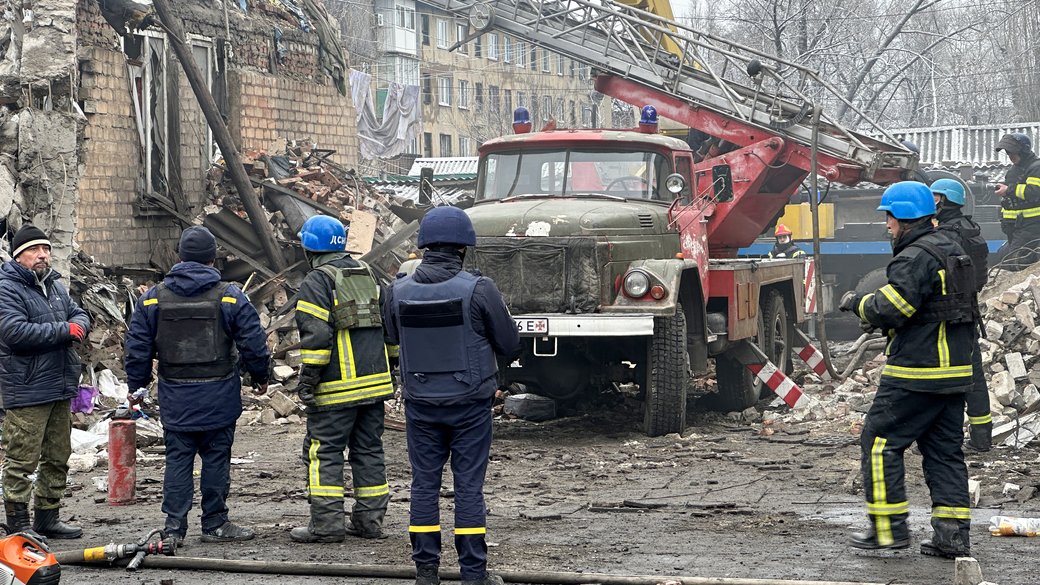 Зображення до посту Під завалами обстріляного будинку у Новогродівці так і не знайшли родину з 8-річною дитиною, роботи призупинили