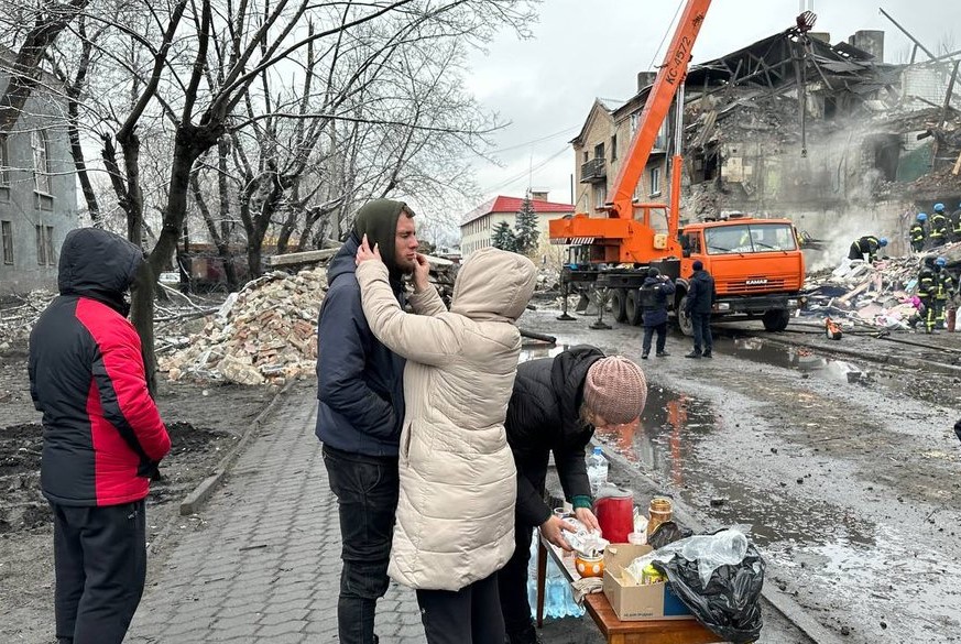 Под завалами дома в Новогродовке третий день ищут семью с ребенком