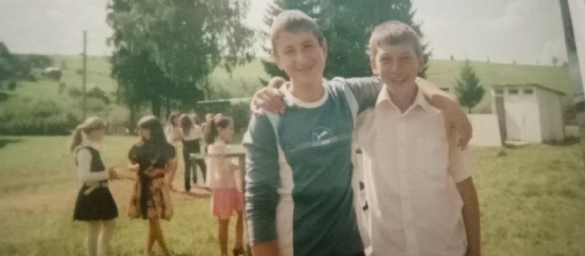 Іван Буричка (праворуч) з другом у шкільні часи