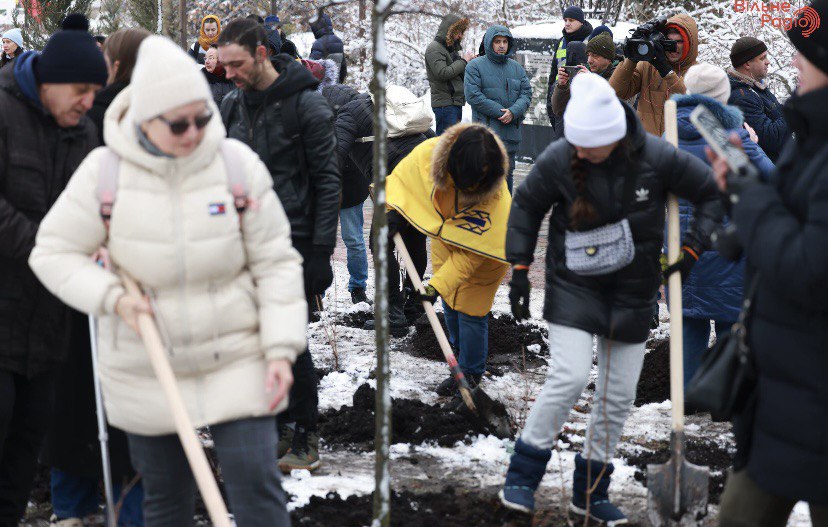 В Киеве высадили калиновую аллею памяти жертв теракта в Еленовке (ФОТОРЕПОРТАЖ)