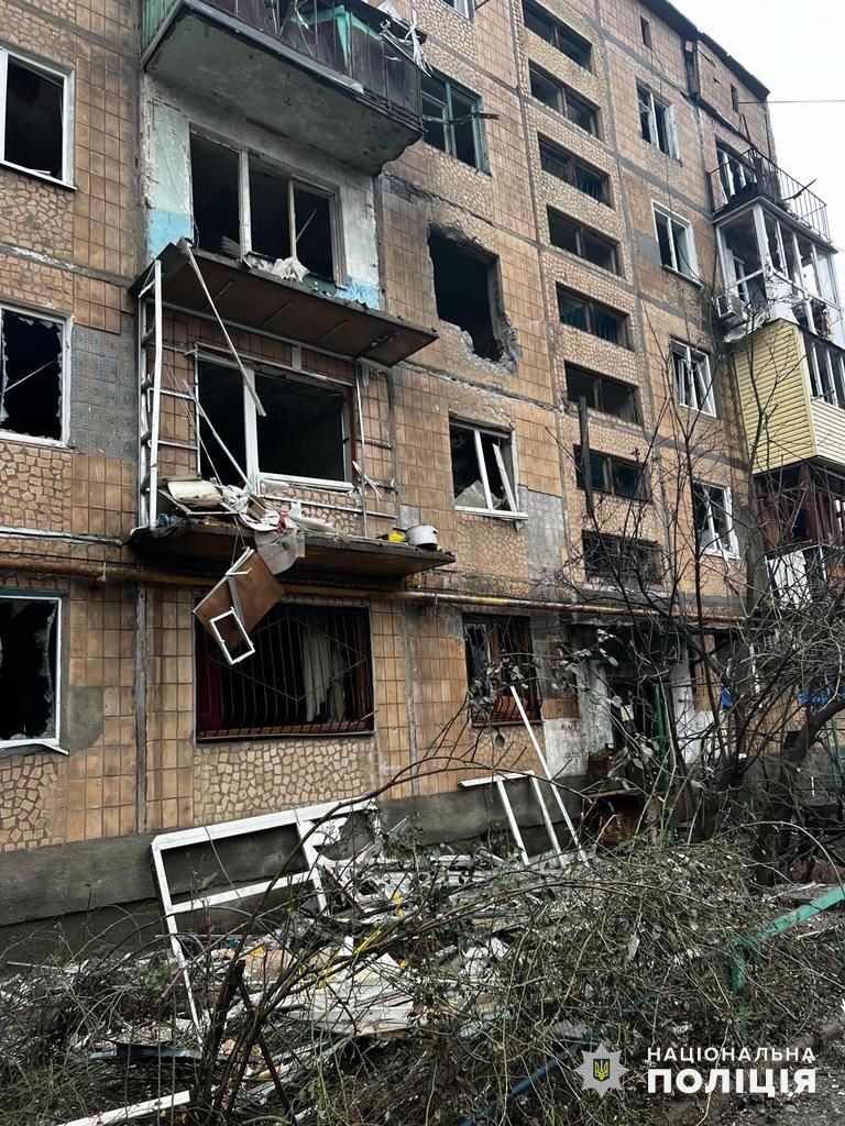 Пошкоджена обстрілом багатоповерхівка на Донеччині, 20 грудня 2023 року