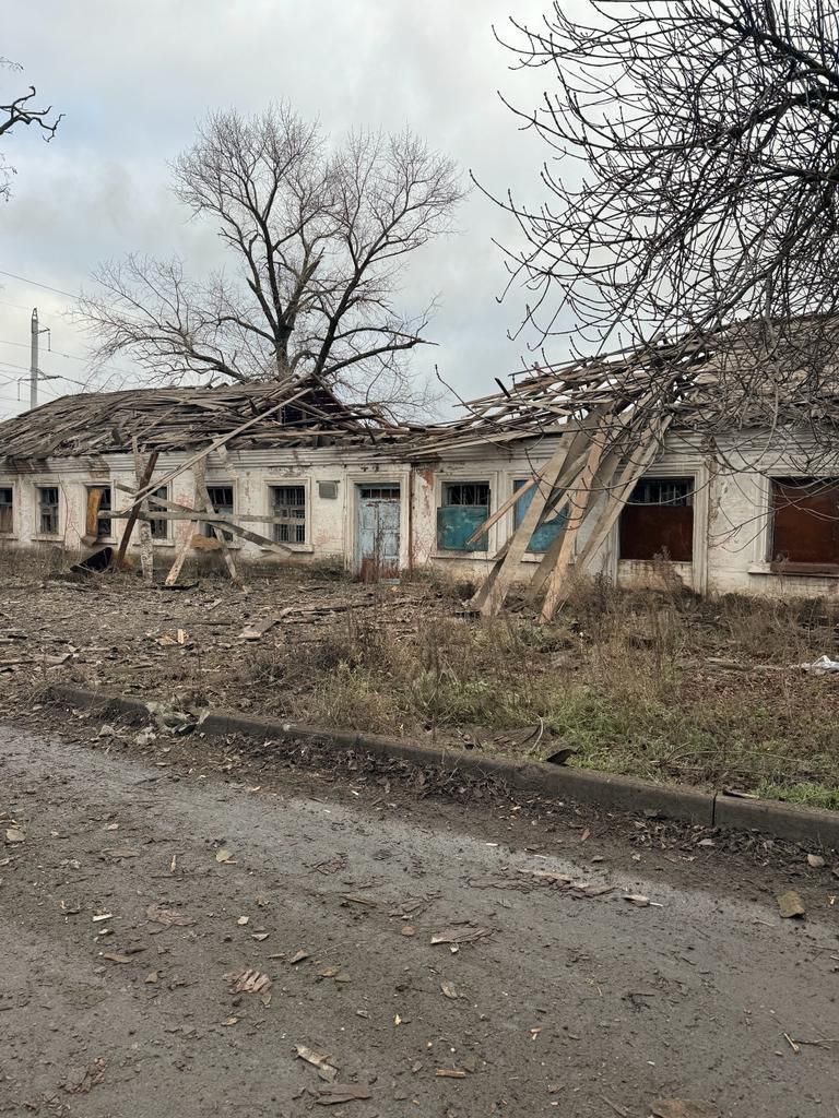 Уничтоженная крыша здания из-за обстрела российскими оккупантами, 20 декабря 2023 года, Донецкая область