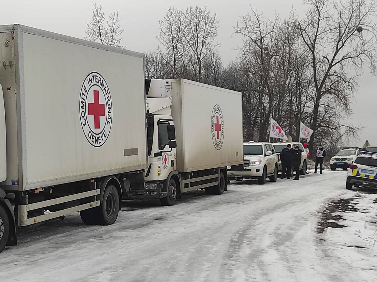 Вантажівки Міжнародного комітету Червоного Хреста під час обміну тілами