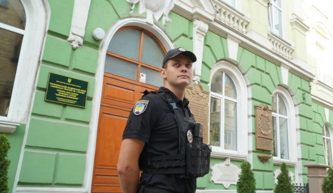 11 шкіл Донецької області захищають поліцейські охорони у небезпечних районах: нащо та як долучитись
