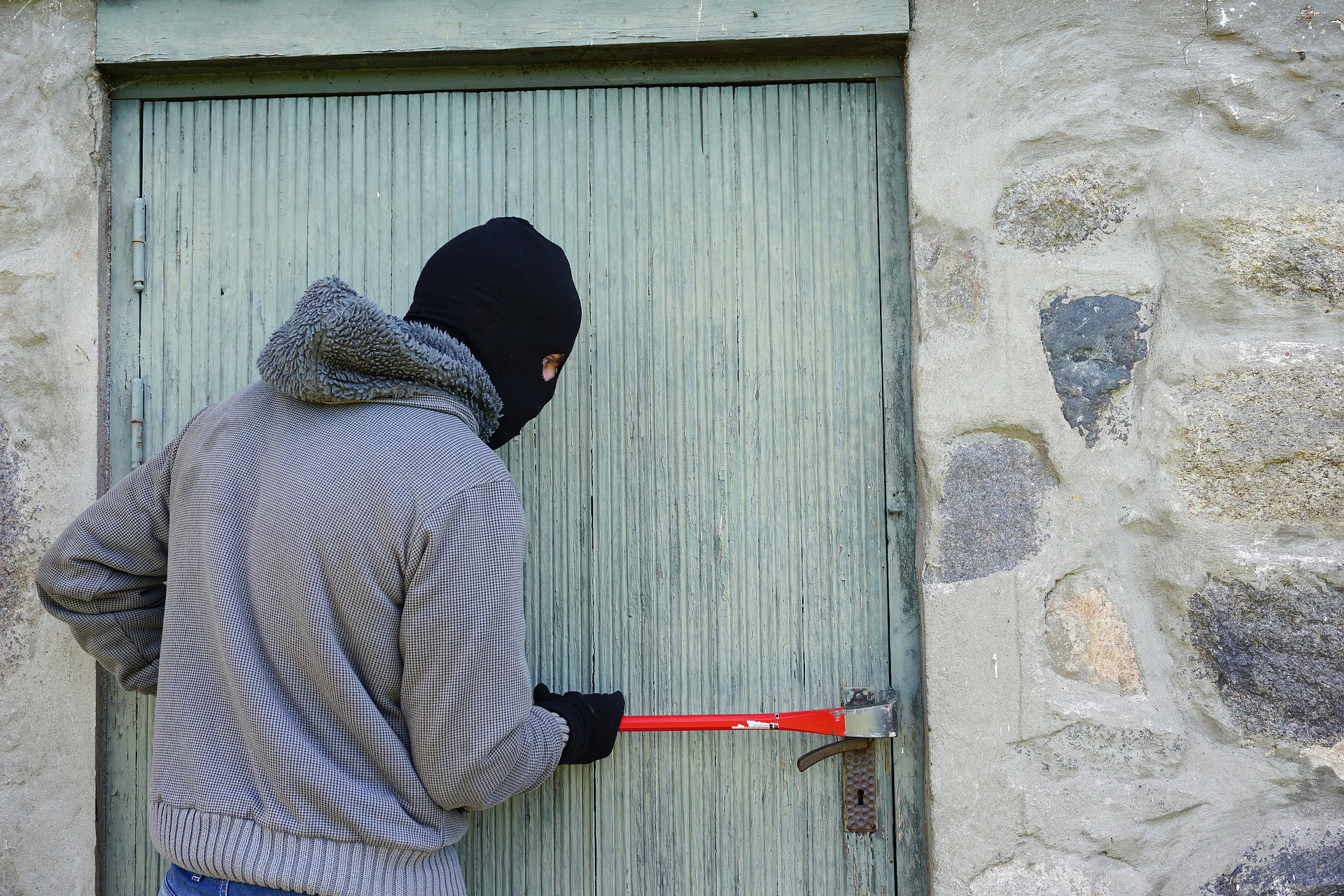 Як уберегти житло від крадіїв під час різдвяних та новорічних свят