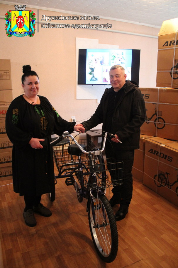 Соціальним працівникам у Дружківці видали триколісні велосипеди