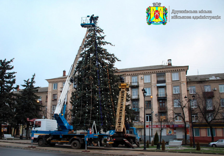 Общий вид елки, которая стоит на центральной площади Дружковки. 20 декабря 2023 года, Донецкая область