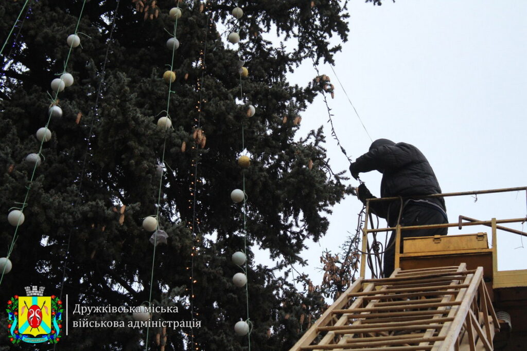 У Дружківці прикрасили різдвяну ялинку, вона одна з трьох на область (ФОТО)