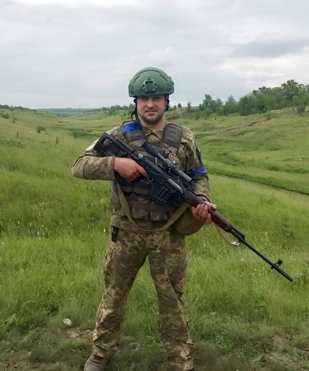 захисник Олександр Волченко зі зброєю