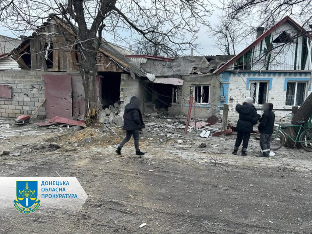 Двоє цивільних зазнали поранень: російські загарбники обстріляли заклад освіти в Гірнику