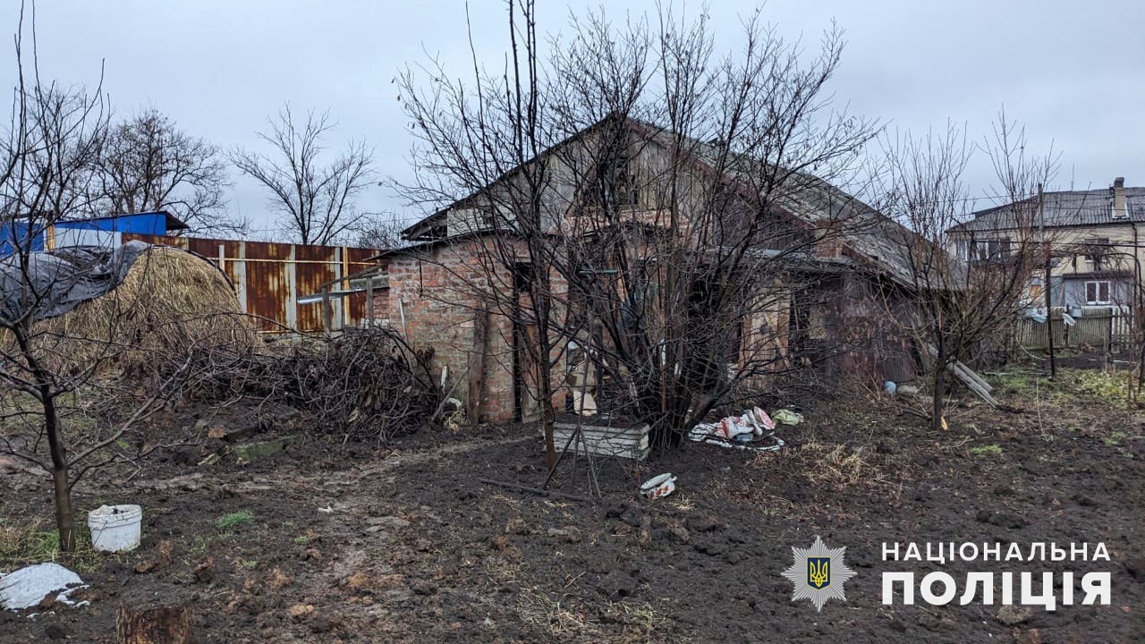 Поврежденный дом в Донецкой области. В него попал российский снаряд