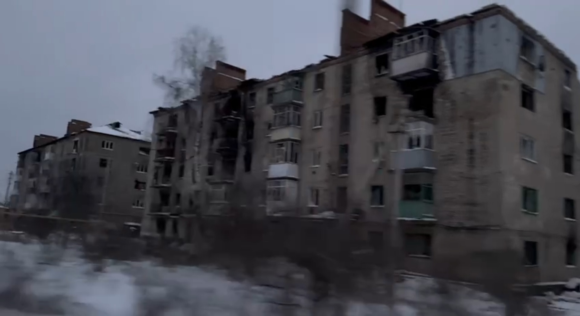 Житлові п’ятиповерхівки по вулиці Маяковського у Соледарі у січні 2024 року